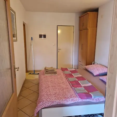 Jug Apartment *
